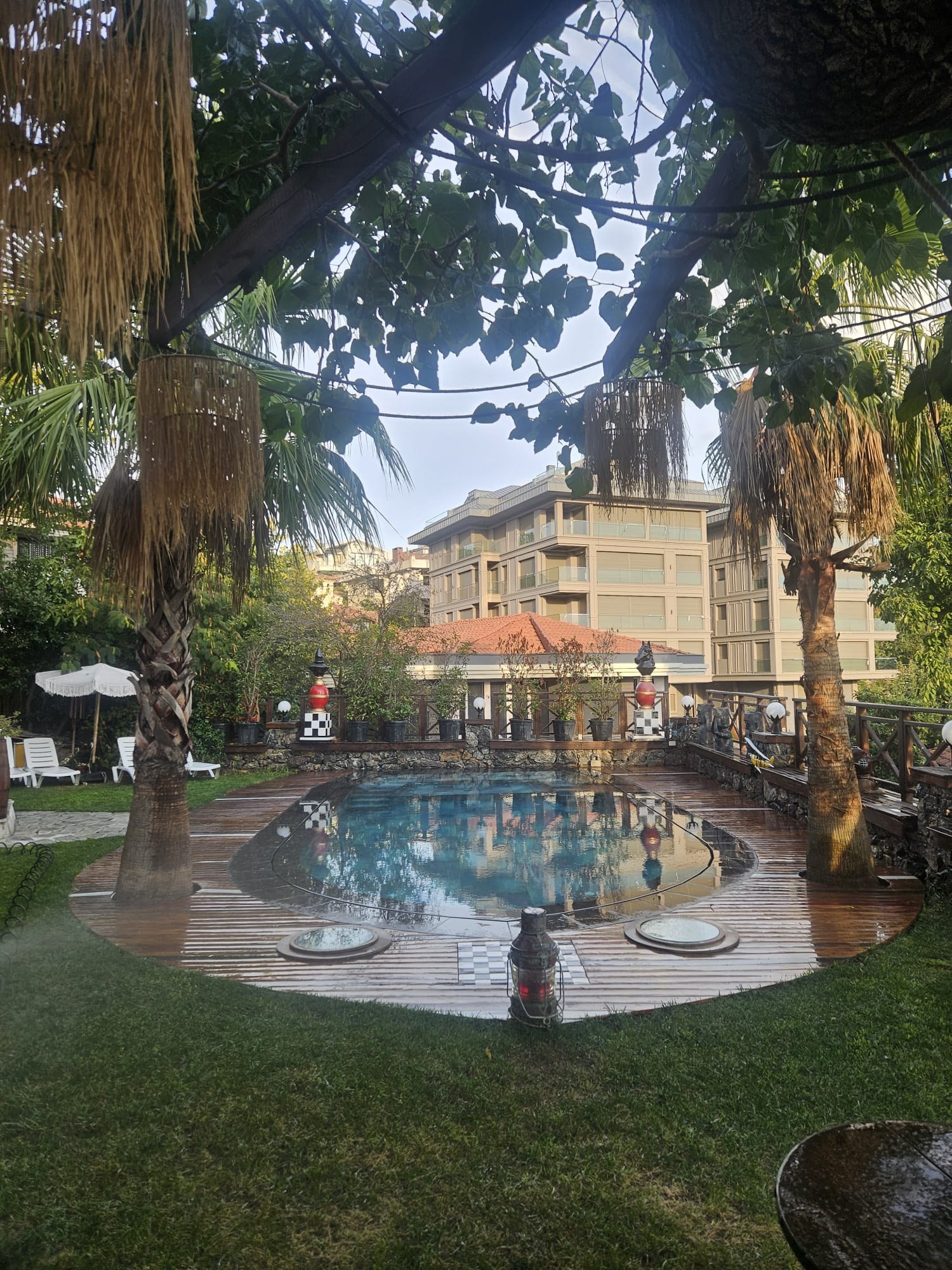 Çengelköy Konakları ahşap havuz deck kaplaması — palmiye ağaçlı bahçe