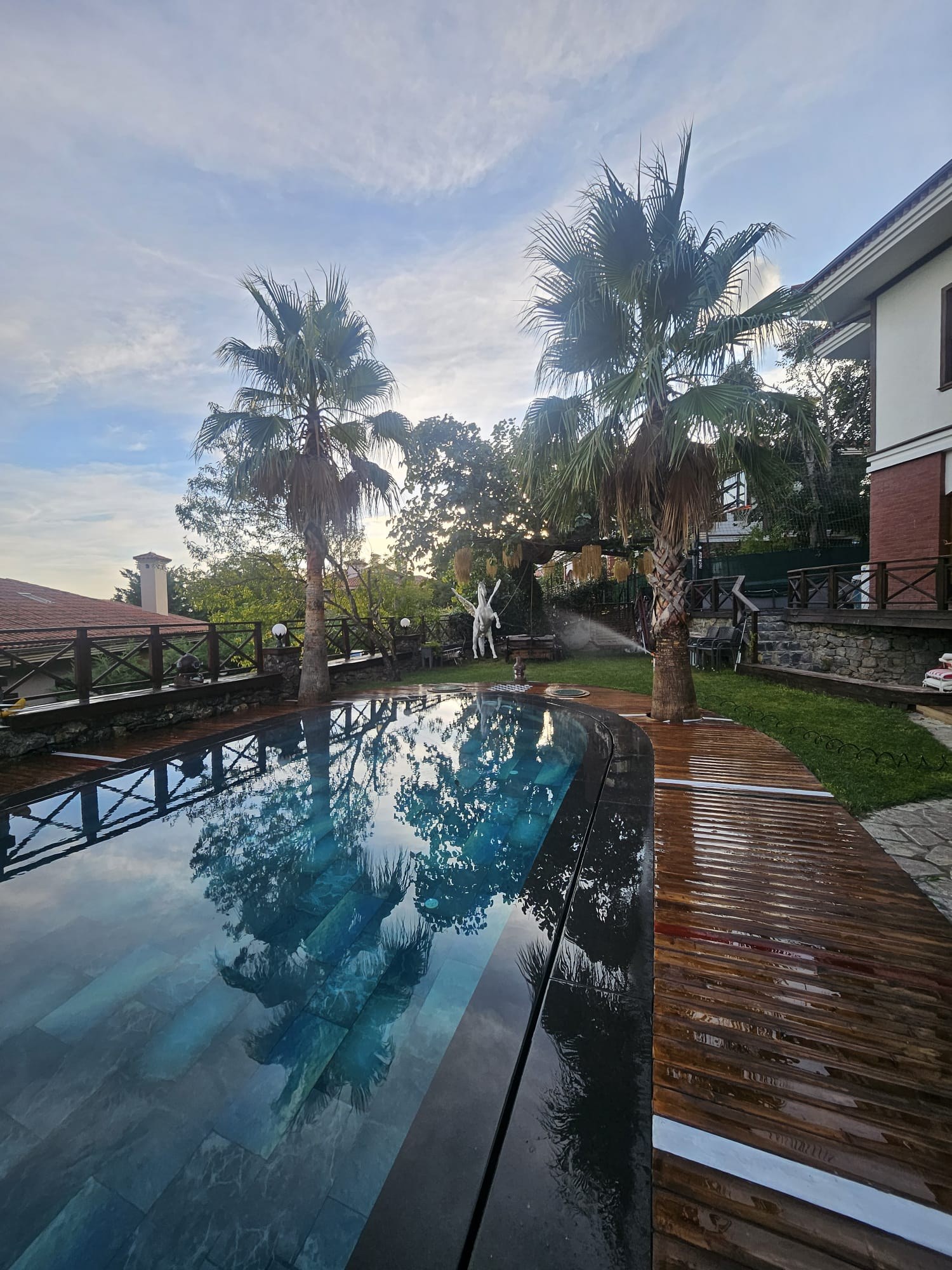 Çengelköy Konakları havuz deck uygulaması — akşam görünümü