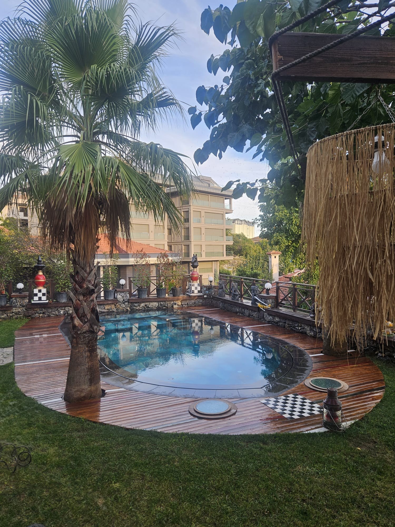 Çengelköy Konakları ahşap havuz deck kaplaması — yakın çekim