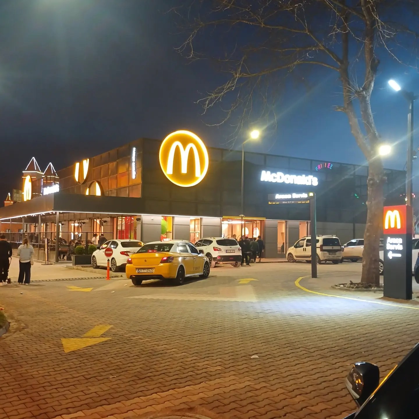 Diyarbakır McDonald's şubesi dış cephe kompozit kaplama ve mesh uygulaması