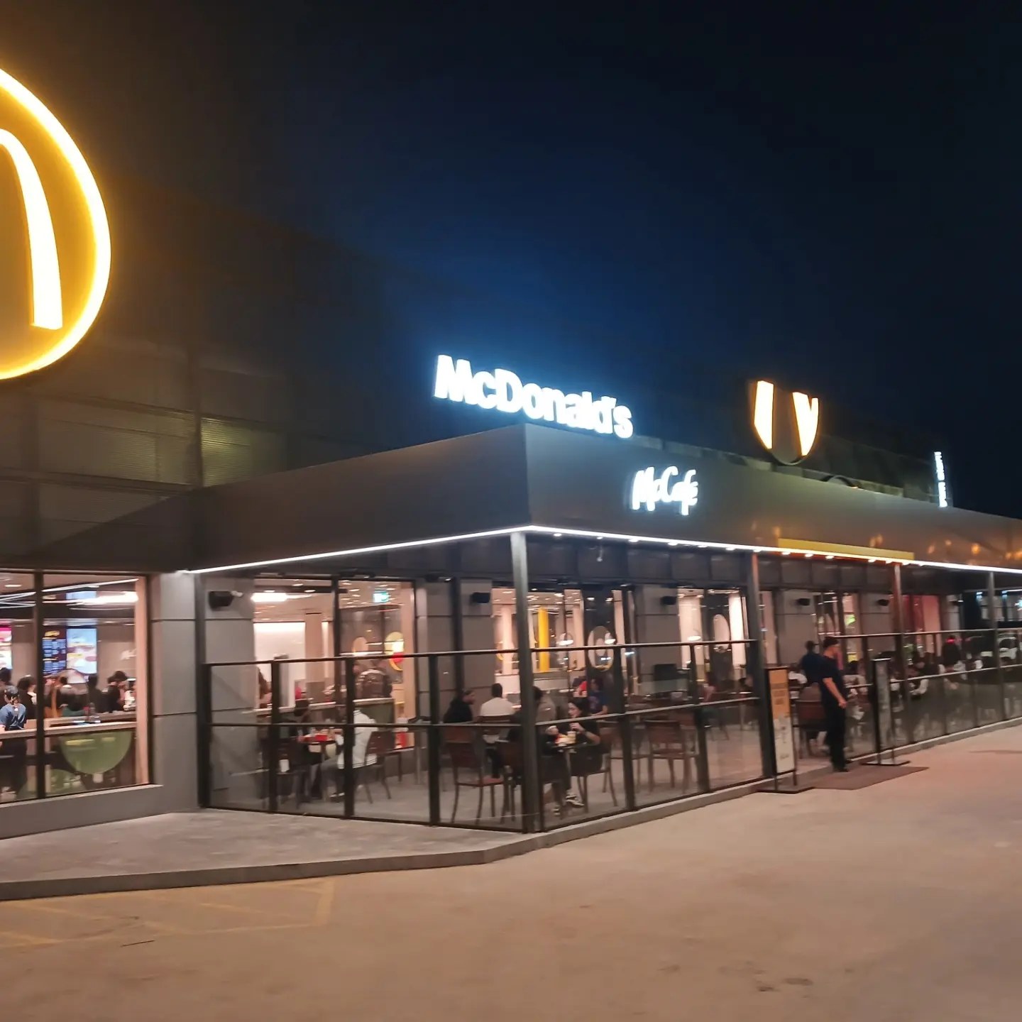 Diyarbakır McDonald's şubesi McCafe cephesi ve oturma alanı