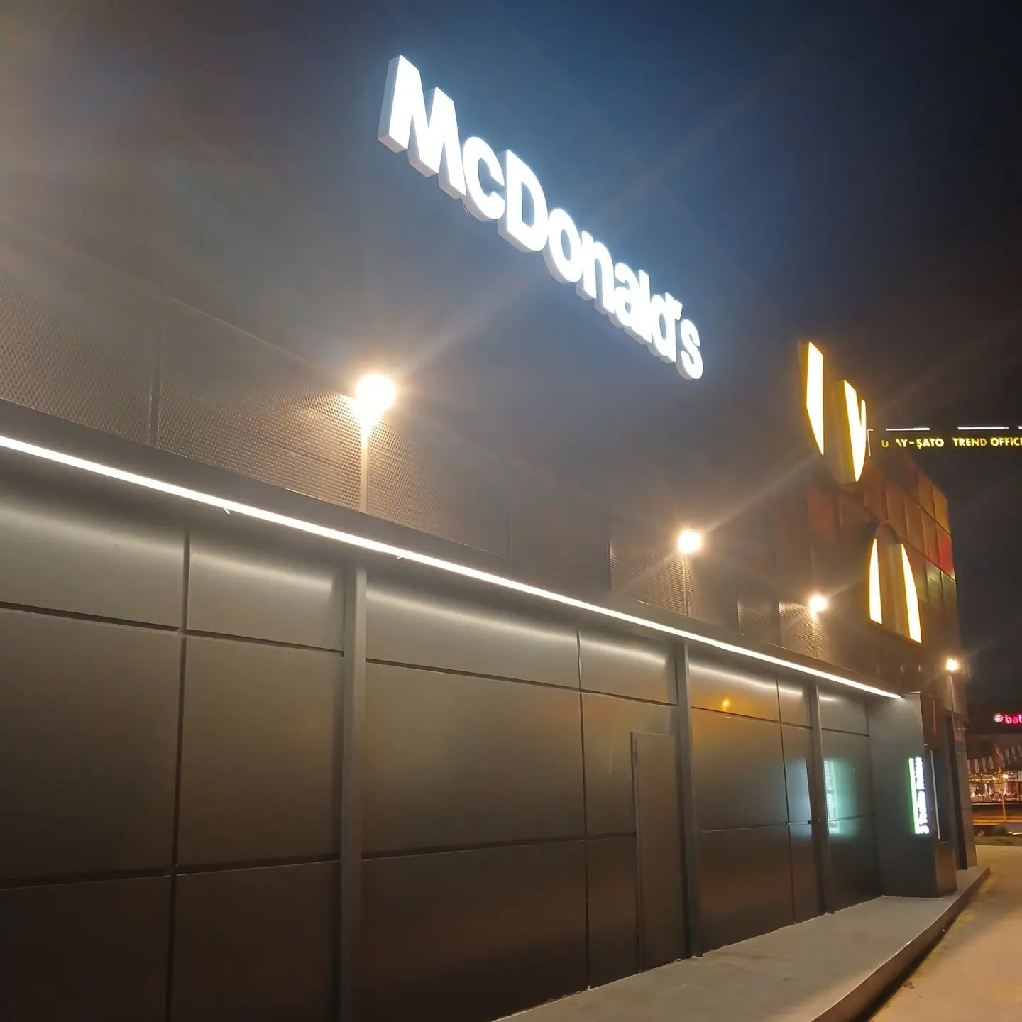 Diyarbakır McDonald's şubesi dış cephe tabela ve kaplama detayı
